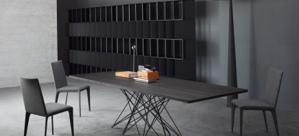 Octa table, in anthracite grey.